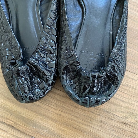 Tory Burch black patent croc flats 6 - Picture 2 of 4